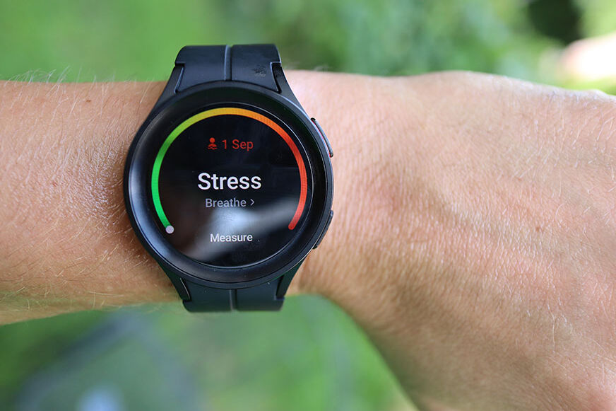 Man sieht die Messung des Stresslevels auf der Galaxy Watch 5.